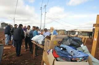 Moradores estão recebendo ajuda da população, com cobertores e roupas (Foto: Alcides Neto)