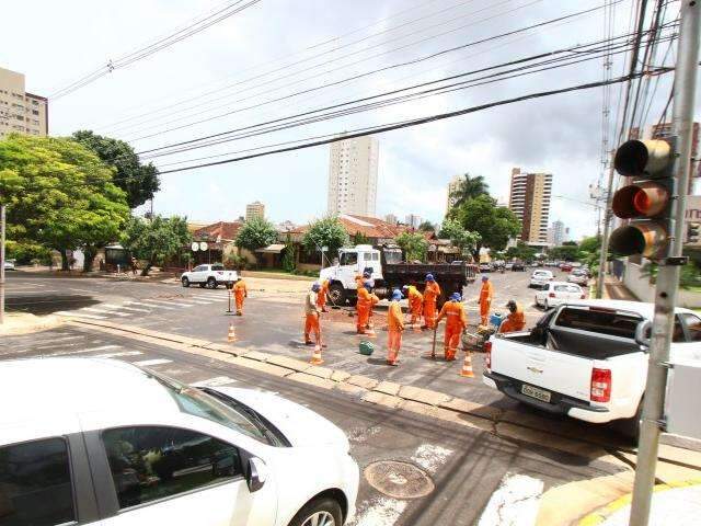 Opera&ccedil;&atilde;o tapa-buracos interdita cruzamentos da rua Bahia neste s&aacute;bado