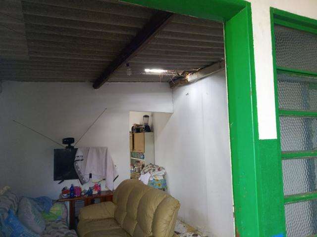 Chuva derruba &aacute;rvore sobre telhado de resid&ecirc;ncia na Mata do Jacinto
