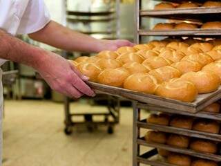 Funcionário de padaria mostra pães recém-assados: produto teve alta de 10% desde 1º de agosto (Foto: divulgação/Fiems)