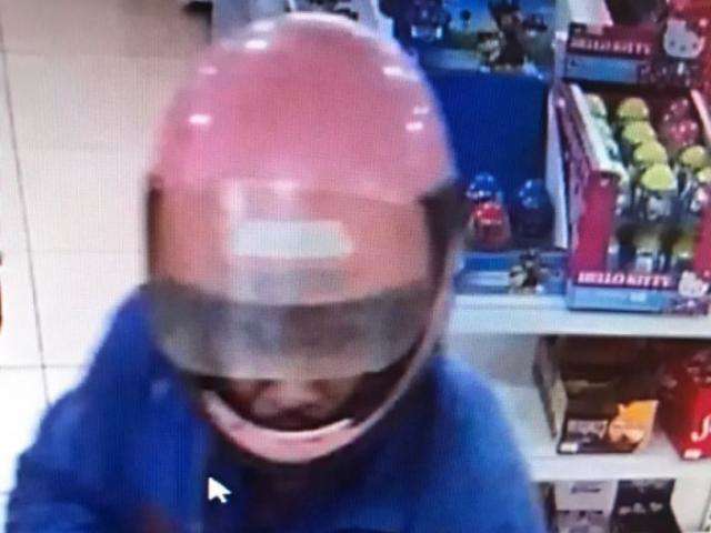 Dupla de capacete, rende funcion&aacute;ria e foge levando R$ 2 mil de farm&aacute;cia 