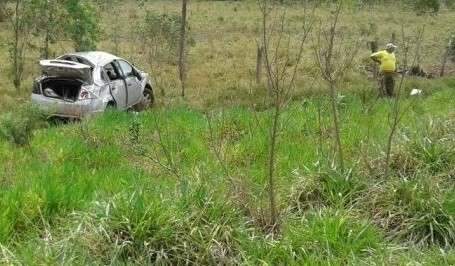 Pneu estoura, carro capota e motorista fica ferido na MS-156