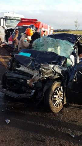 Acidente grave entre ve&iacute;culo e carreta deixa uma pessoa morta na MS-306