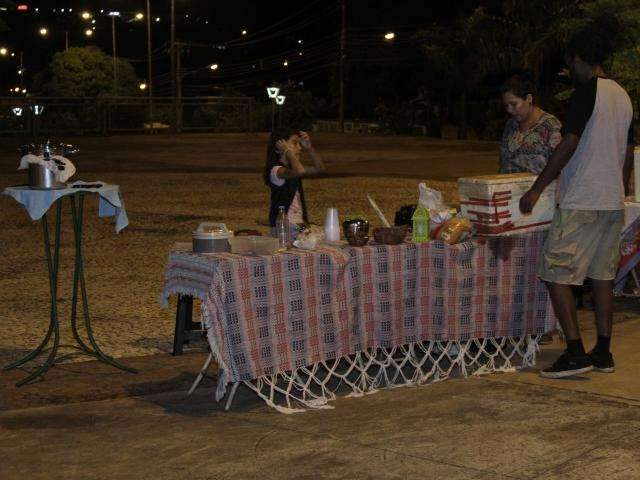 Sem luz h&aacute; 90 dias, feirantes preparam protesto a luz de velas