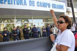 Guardas municipais garantem a segurança, para entrar na prefeitura apenas com autorização (Foto: Marcos Ermínio)