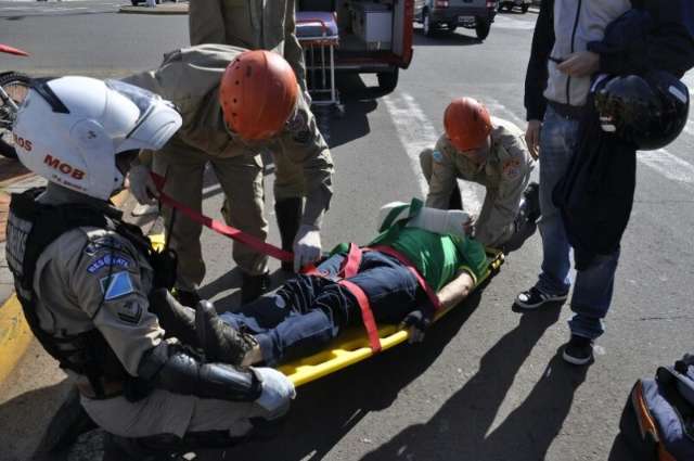 Para n&atilde;o atingir pedestre, motociclista freia bruscamente, cai e fratura o bra&ccedil;o