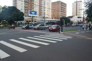 Trânsito na região não tem fiscalização e orientação de agentes (Foto: Marcos Ermínio)