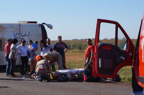 &Ocirc;nibus tomba em rodovia e seis pessoas ficam feridas
