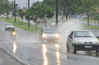 Chuva na avenida Gury Marques (Foto: Alcides Neto)