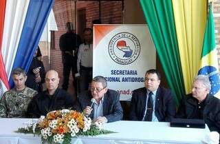 Alexandre Moraes ao lado do ministro da Senad do Paraguai (Foto: Leo Veras)