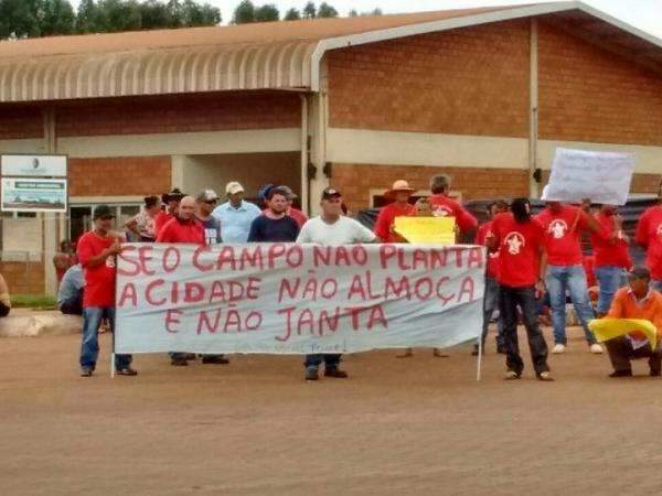 Ap&oacute;s avan&ccedil;os sobre reforma agr&aacute;ria, sem-terra deixam usina de Bumlai