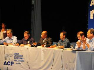Candidatos à Prefeitura de Campo Grande participam de debate promovido pelo ACP nesta manhã. (Foto: Rodrigo Pazinato)