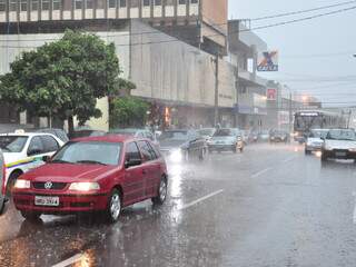 Chuva cai forte no Centro da cidade, desde às 14 horas.