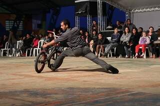 João Rafael Neto apresenta “Bolero de 4”, espetáculo que une a prática esportiva com a dança contemporânea. (Foto: Alessandro Soave)