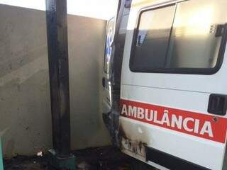 Ambulância ficou parcialmente destruída. (Foto: Divulgação)