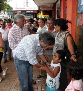 Com o senador Delcídio do Amaral (PT), Murilo Zauith (DEM) pede votos para eleitores no centro. (foto: divulgação)