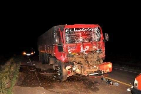 Motorista dorme ao volante, colide em caminh&atilde;o e fica preso &agrave;s ferragens