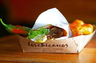 Com guacamole e carne apimentada, burritos são o carro-chefe do food truck Los Chicanos (Foto: Marcos Ermínio)