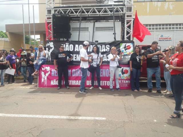 Protesto de sindicalistas bloqueia rua no Centro de Campo Grande