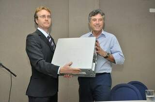Promotor Ricardo Rotunno entrega computador ao prefeito de Dourados, Murilo Zauith (Foto: Divulgação/A. Frota)