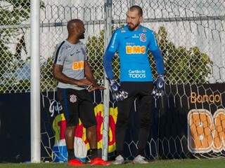 Vagner Love e Walter conversam durante treinamento do Timão (Foto: Daniel Augusto Jr./Agência Corinthians)
