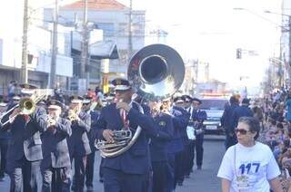 Banda municipal abriu o desfile. (Foto: Alcides Neto)