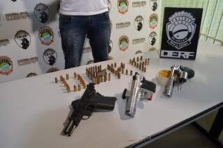 Armas recuperadas por Policais da Derf. (Foto: Simão Nogueira)