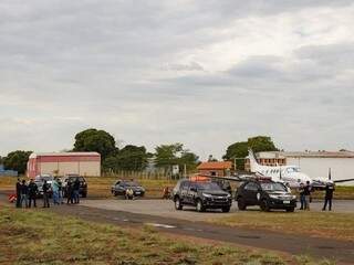 Na Operação Ícaro, foram cumpridos mandados de prisão e busca em residências e no aeroporto de Paranaíba (Foto: InterativoMS)