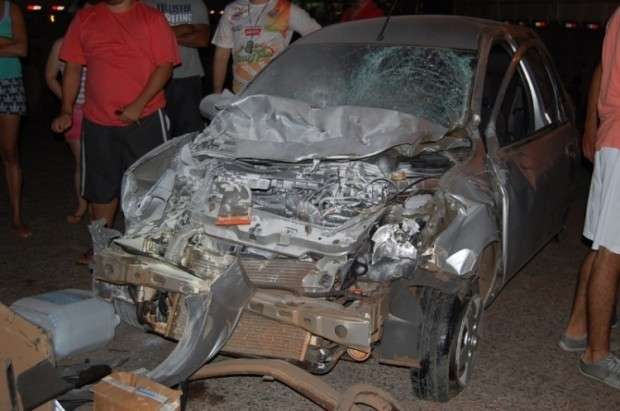 Depois de colis&atilde;o, homem tenta furtar objetos de carro