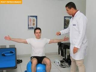 Renan durante sessão com o fisioterapeuta da Doutor Hérnia. (Foto: Marina Pacheco)