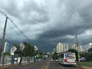 &quot;Nuvens carregadas&quot; na Rua Ceará em frente a Uniderp nesta tarde em Campo Grande (Foto: Direto das Ruas)