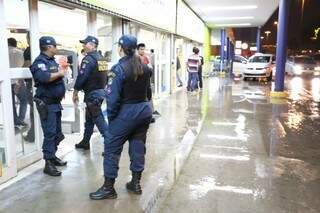 Movimento em shopping foi tranquilo, sem muito trabalho aos policiais (Foto: Marcelo Victor)