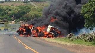 Tragédia na estrada: caminhão e van pegaram fogo após colisão (Foto: Rádio Caçula)