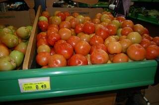 Clima instável eleva preço de tomate novamente e hortifrúti chega a custar R$ 8,49. (Foto: Simão Nogueira)