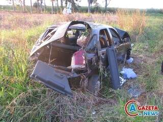 Veículo ficou praticamento todo destruído por conta do incidente. (Foto: A Gazeta News)