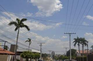 Em Campo Grande, céu claro e temperatura de 37 graus nesta terça-feira. (Foto: Adriel Mattos)