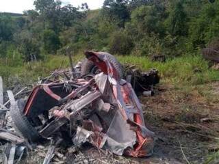 Veículo ficou totalmente destruído após acidente no fim da tarde de quinta-feira. (Foto: Polícia Civil de Nioaque/iFato) 