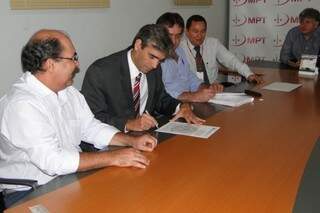 Ato de assinatura da compra de prédio em Dourados onde vai funcionar o atendimento do MPT em 2015 (Foto: Divulgação)
