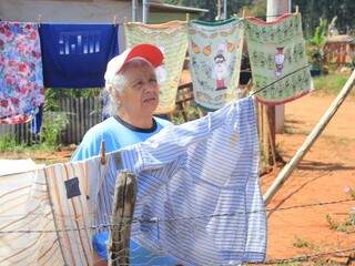 Maria Olinda de Lima, de 72 anos, conta que mora há quatro anos na aldeia e diz que nunca soube de cobranças de taxas para viver por lá (Foto: Marina Pacheco)