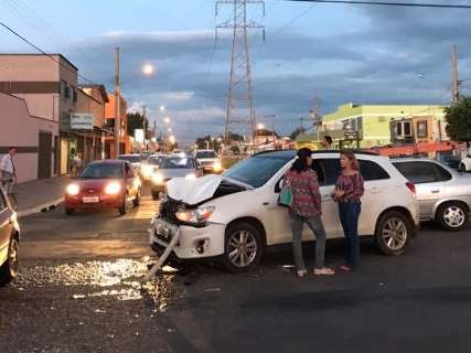 Acidente em horário de pico complica trânsito na região do Tiradentes