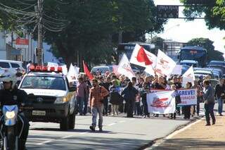 Docentes e técnicos da UFMS realizaram protesto na Capital. (Foto:Marcos Ermínio)