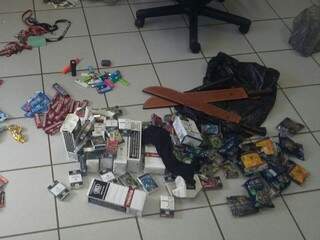 Entre o que havia sido levado pelos criminosos estavam pacotes de cigarro, balas, chicletes e dois facões. (Foto: Polícia Civil)
