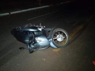 Moto Honda Biz que era pilotada por homem morto e acidente (Foto: Adilson Domingos)