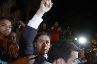 Bernal ergue a mão fechada e repete gesto dos petistas condenados pelo mensalão (Foto: Marcelo Victor)