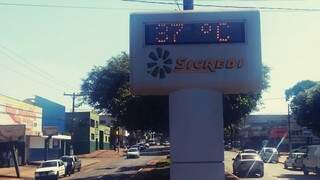 Termômetro na Avenida Marcelino Pires marcava 37 graus às 10h (Foto: Eliel Oliveira)
