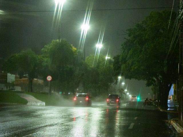 Chove desde ontem e previs&atilde;o &eacute; de &quot;muita &aacute;gua&quot; para esta quarta-feira