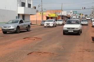 Carros dividem espaço com buracos na Avenida Bandeirantes. (Foto: Marcos Ermínio)