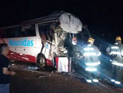 &Ocirc;nibus que vinha para MS colide com caminh&atilde;o, 1 morre e 36 ficam feridos