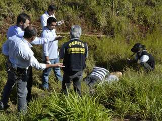 Peritos e policiais no local onde os corpos foram encontrados. (Foto: Minamar Júnior)