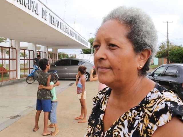 M&atilde;es de alunos de escola p&uacute;blica se apertam para comprar material